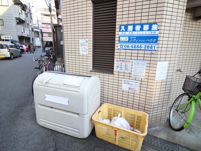 物件外観写真6　(バイク置き場)