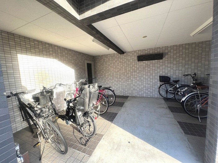 物件外観写真3　(駐輪場)