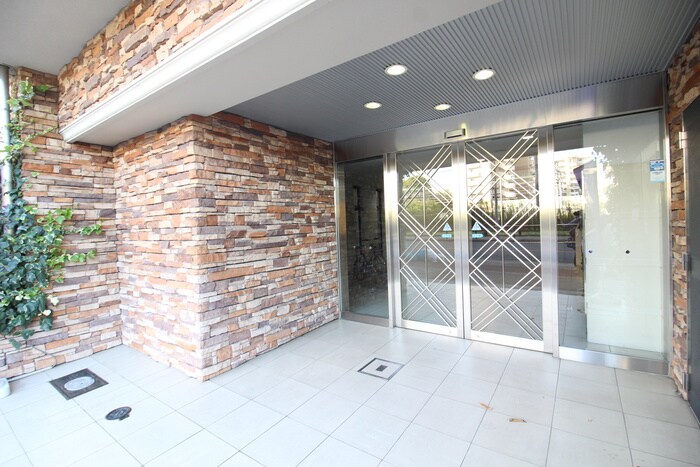 物件外観写真2　(エントランス部分)