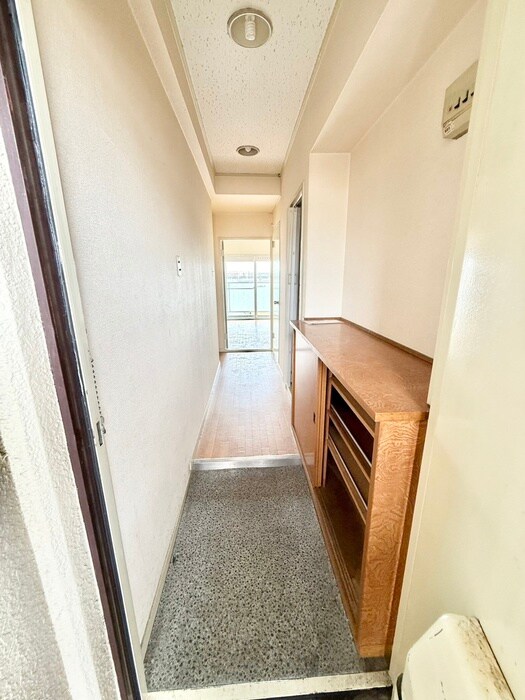 物件内観写真4　(玄関)