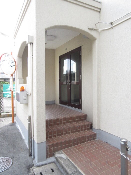 物件外観写真3　(エントランス部分)