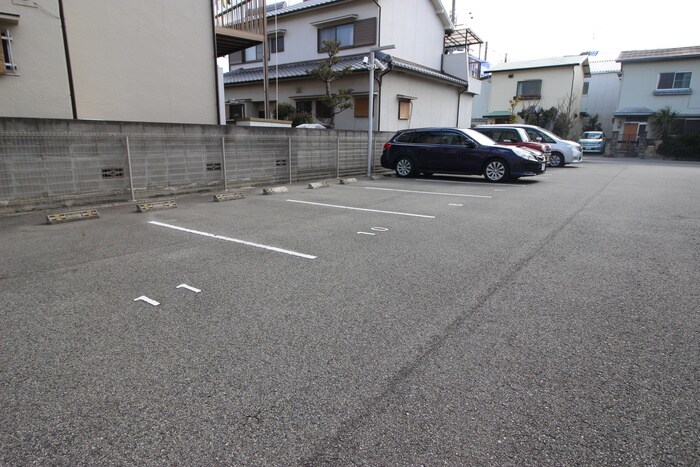 物件外観写真5　(駐車場)