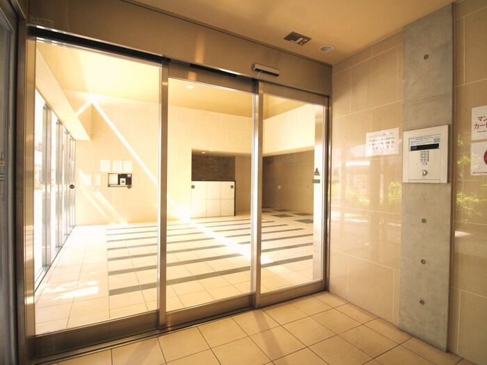 物件外観写真2　(エントランス部分)