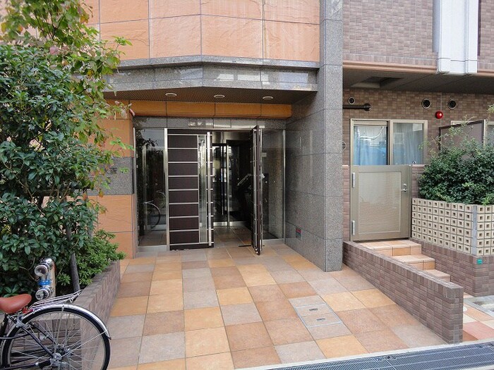 物件外観写真2　(エントランス部分)