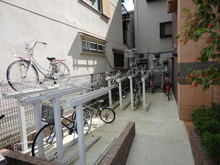 物件外観写真4　(駐輪場)