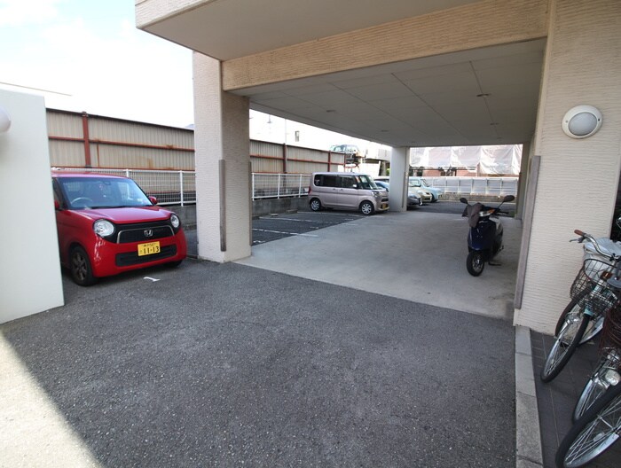 物件外観写真5　(駐車場)