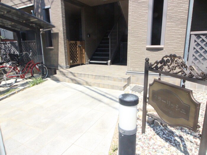 物件外観写真2　(エントランス部分)