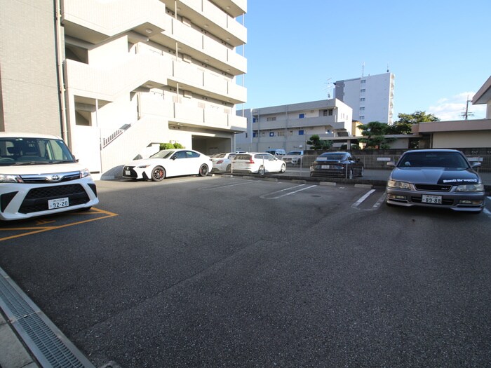 物件外観写真4　(駐車場)