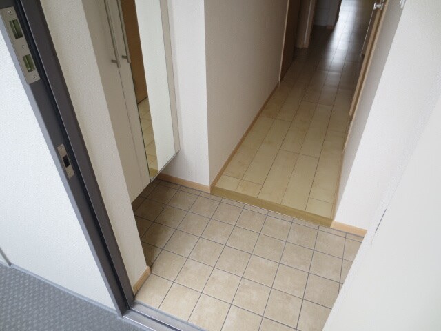 物件内観写真12　(玄関)