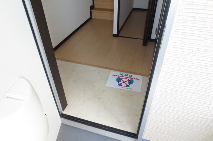 物件内観写真4　(玄関)