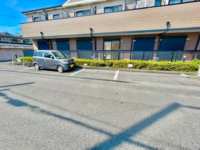 物件外観写真3　(駐車場)