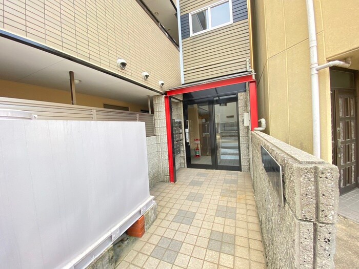 物件外観写真3　(エントランス部分)