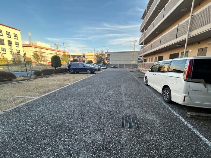 物件外観写真4　(駐車場)