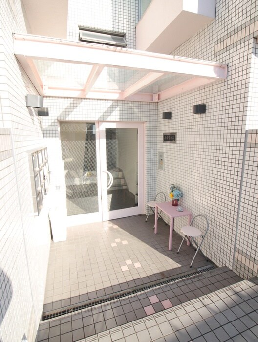 物件外観写真2　(エントランス部分)