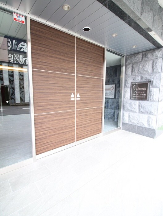 物件外観写真2　(エントランス部分)