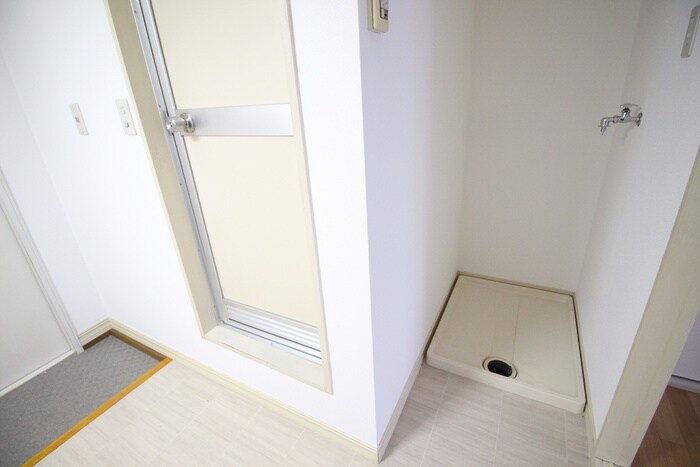 物件内観写真16　(洗濯機置場)