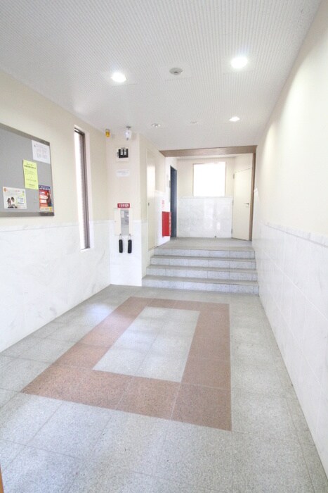 物件外観写真2　(エントランス部分)