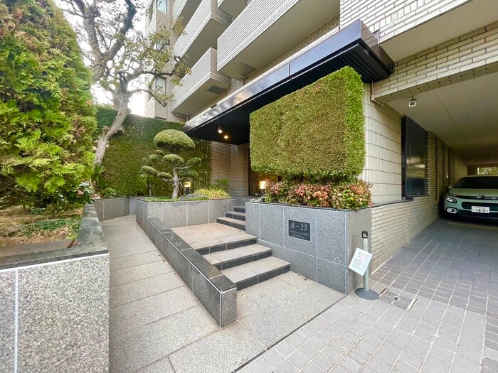 物件外観写真2　(エントランス部分)