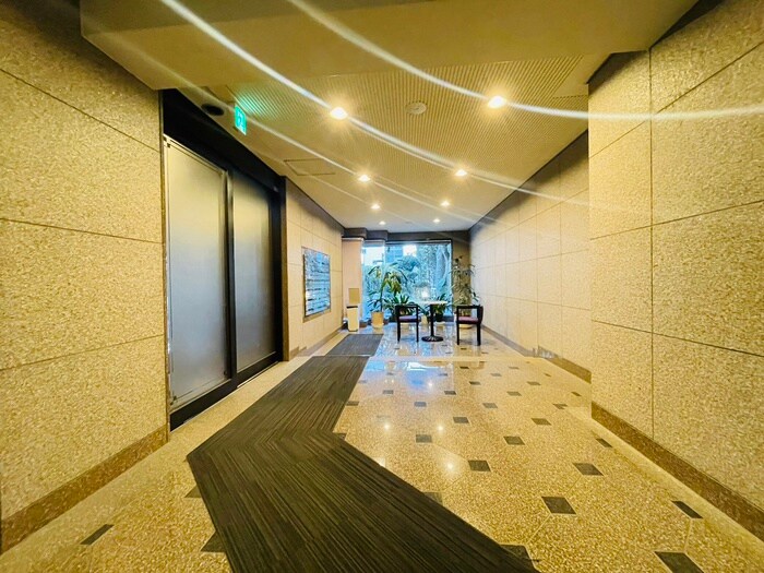 物件外観写真4　(エントランス部分)