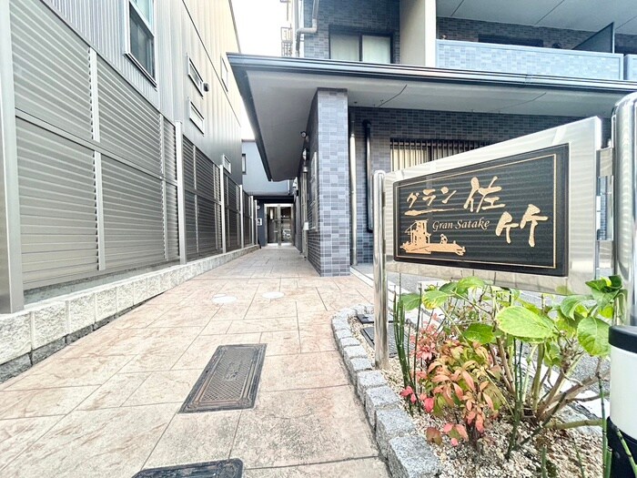 物件外観写真2　(エントランス部分)