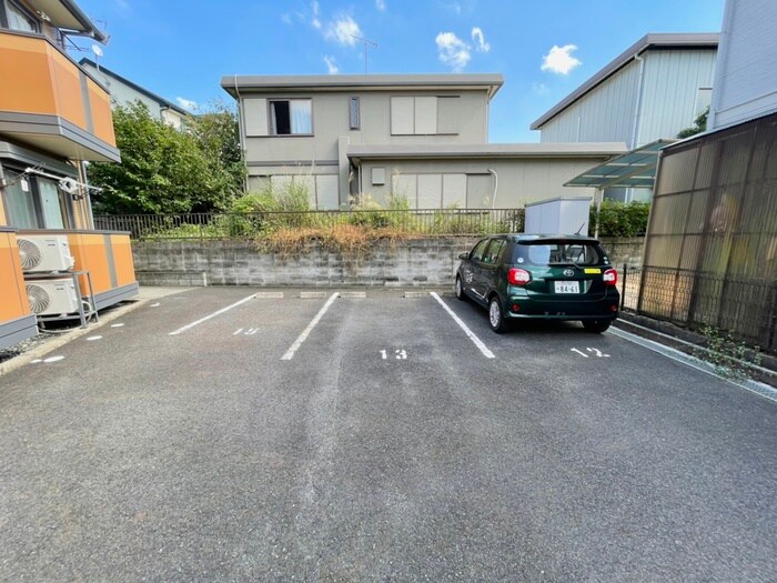 物件外観写真2　(駐車場)