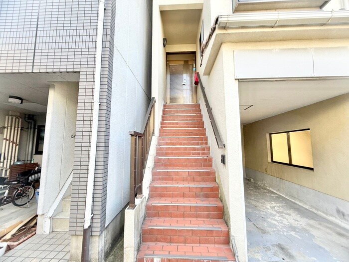 物件外観写真4　(エントランス部分)