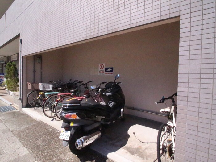 物件外観写真4　(駐輪場)