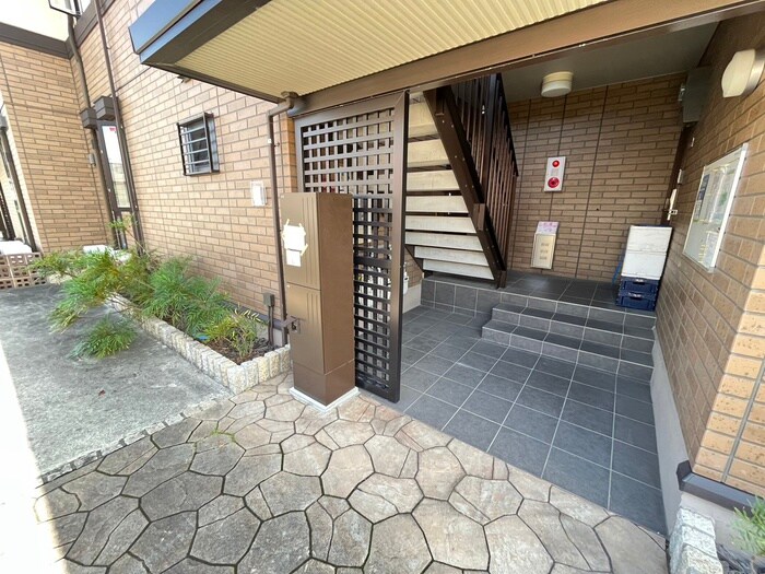 物件外観写真5　(エントランス部分)