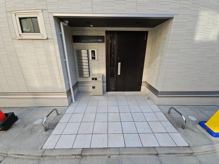 物件外観写真3　(エントランス部分)