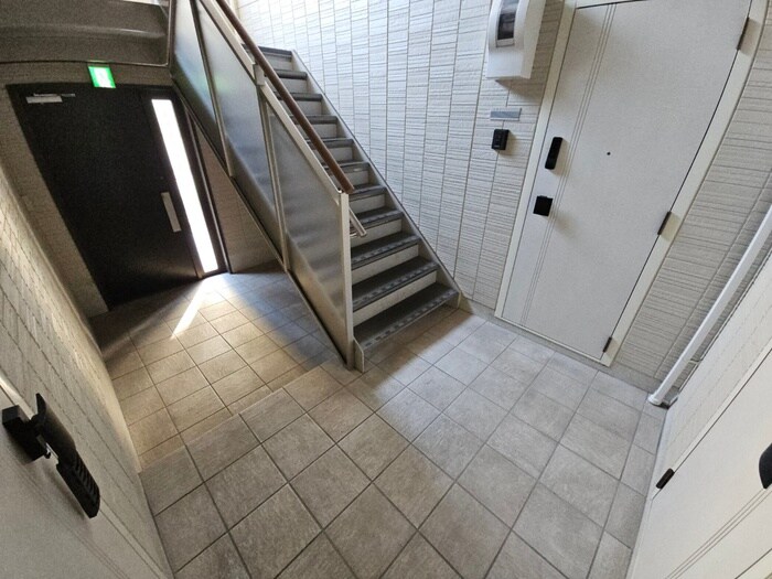 物件外観写真6　(エントランス部分)