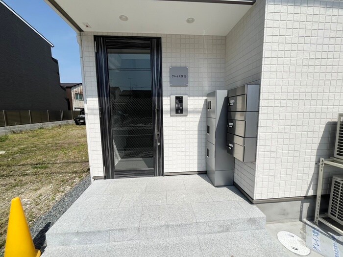 物件外観写真3　(エントランス部分)