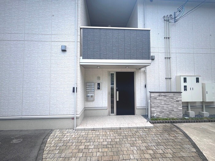 物件外観写真4　(エントランス部分)