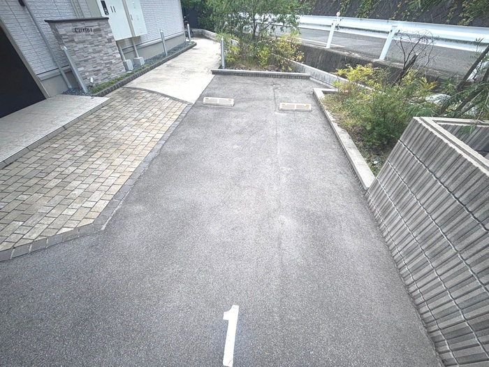 物件外観写真5　(駐車場)