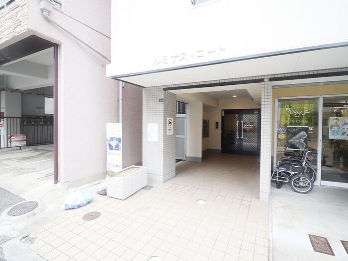 物件外観写真2　(エントランス部分)