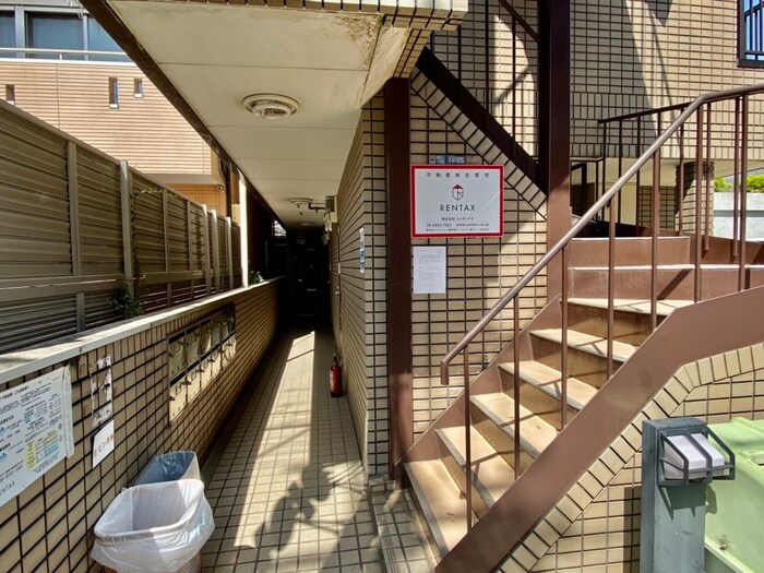 物件外観写真2　(エントランス部分)