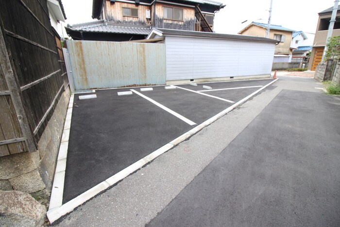 物件外観写真5　(駐車場)