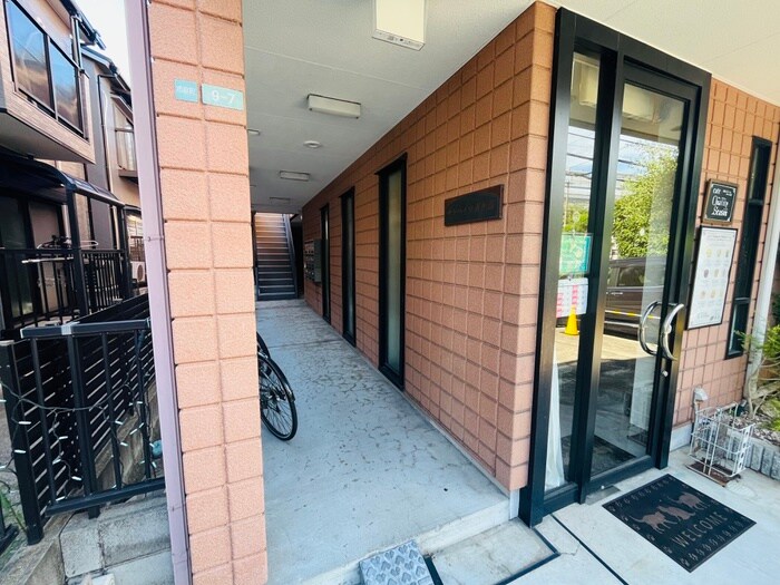 物件外観写真3　(エントランス部分)