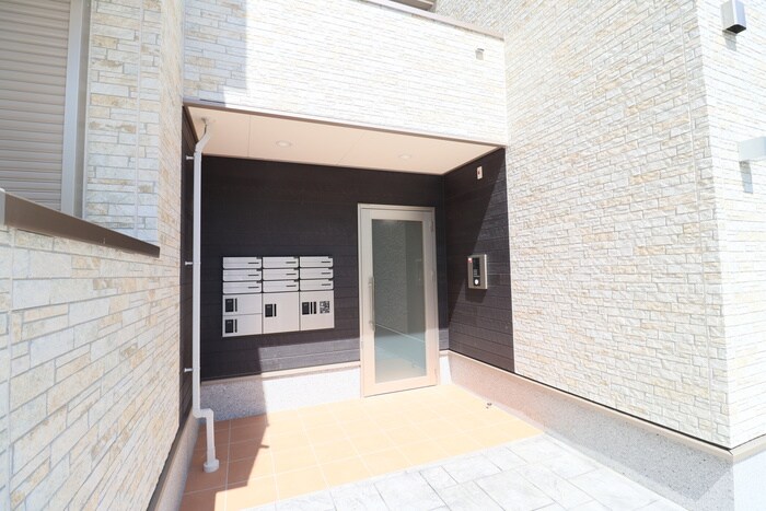 物件外観写真3　(エントランス部分)