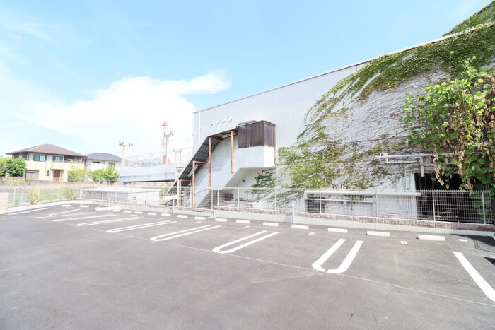 物件外観写真4　(駐車場)