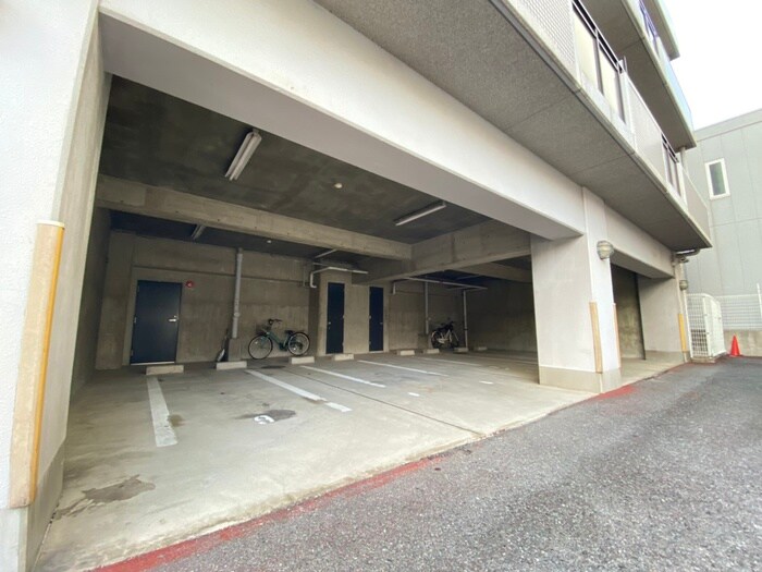 物件外観写真3　(駐車場)