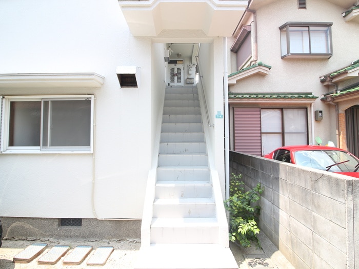 物件外観写真4　(エントランス部分)