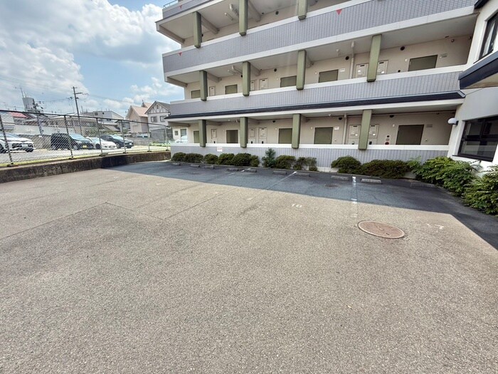 物件外観写真3　(駐車場)