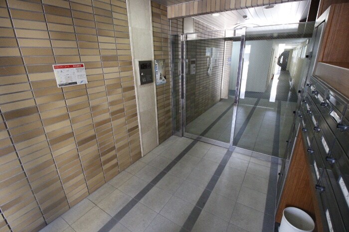 物件外観写真2　(エントランス部分)