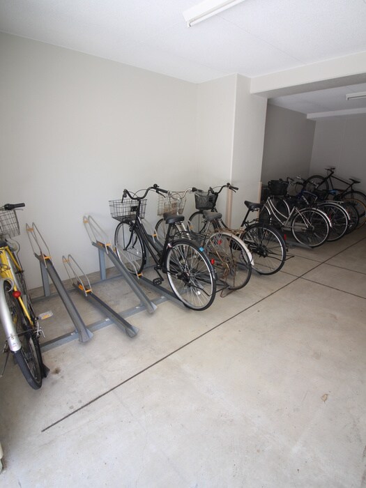 物件外観写真3　(駐輪場)