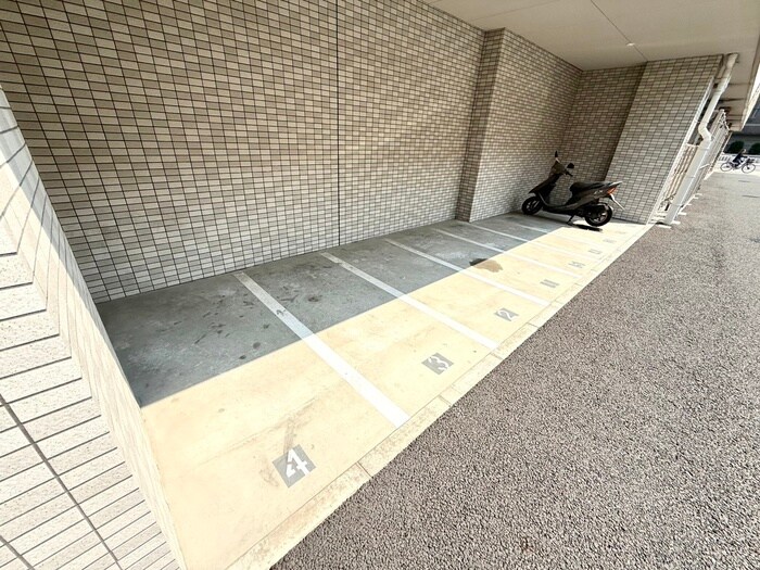 物件外観写真4　(バイク置き場)