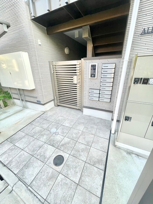 物件外観写真3　(エントランス部分)