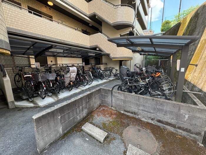 物件外観写真2　(駐輪場)