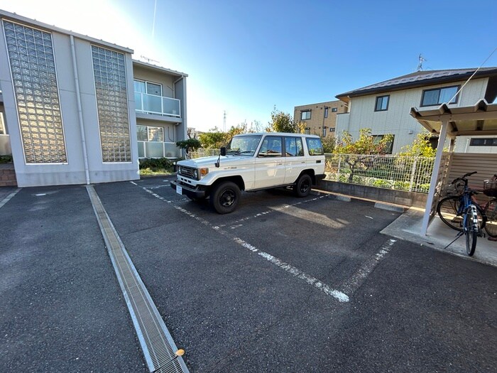 物件外観写真2　(駐車場)