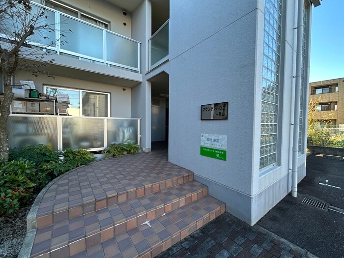 物件外観写真4　(エントランス部分)