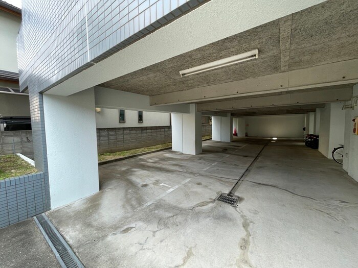 物件外観写真3　(駐車場)